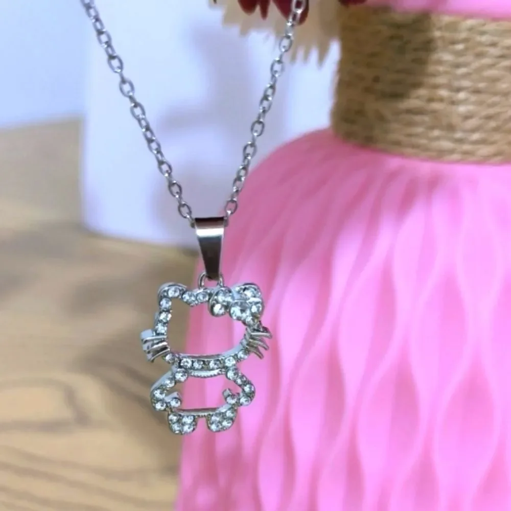 Elegant kitty charm necklace